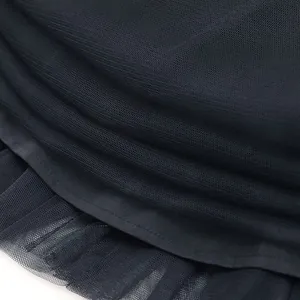 Detailaufnahme von mehrlagigem schwarzem Tüll mit feinen Nähten für Mädchen-Samtkleider