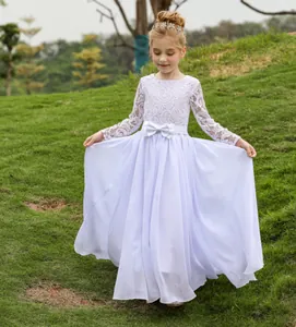 Détail de robe de demoiselle d'honneur blanche à manches longues avec dentelle et nœud