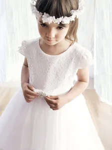 Robe de demoiselle d'honneur blanche en dentelle avec boucle en strass et jupon en tulle