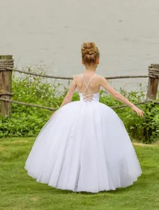 Detail eines weißen Prinzessinnenkleides mit rückenfreiem Bindegürtel und Tüllrock für Mädchen
