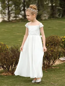 Elegante witte bloemenmeisjesjurk van kant en chiffon met een off-shoulder ontwerp