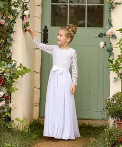 Détails de manches en dentelle blanche et ceinture à nœud sur robe longue de mariage