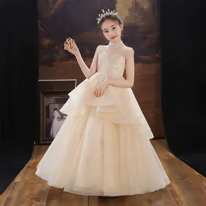 Détail de la robe de demoiselle d'honneur champagne avec corsage à paillettes et jupe en tulle