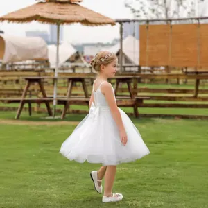 Abito elegante da damigella in pizzo bianco con strati di tulle e fiocco posteriore