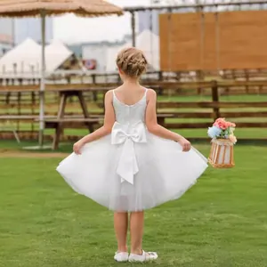 Abito bianco da damigella in pizzo con grande fiocco posteriore e gonna in tulle