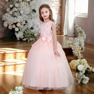 Detalle de bordado floral y lazo de seda en vestido de tul rosa para niñas
