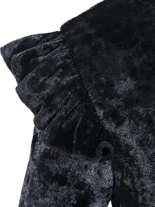 Detail der Rüschenärmel an einem schwarzen Samtkleid für Mädchen zu Geburtstagsfeiern