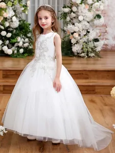 Abito da damigella bianco senza maniche con ricami in pizzo e gonna lunga in tulle