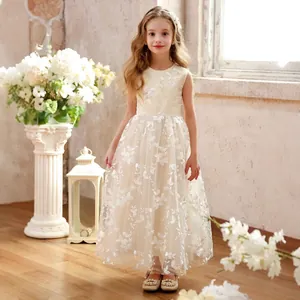 Detailansicht der Blumenstickerei auf mehrlagigem Tüllkleid für Blumenmädchen
