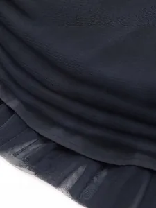 Detailansicht des mehrlagigen Netzgewebes an einem langärmligen Samtkleid für Mädchen