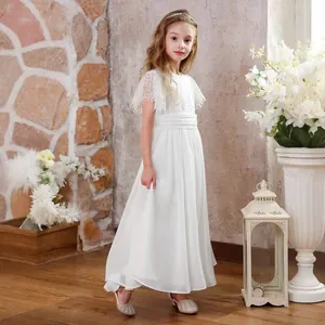 Detailansicht vom weißen Prinzessinnenkleid mit feiner Spitze und plissiertem Taillengürtel