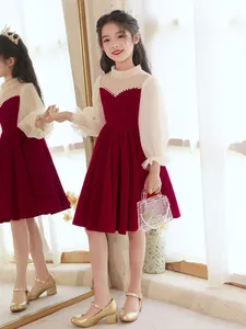 Abito da principessa in velluto bordeaux per bambina con maniche in tulle e perle fini