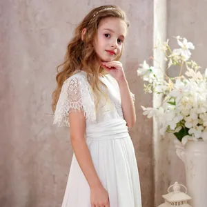 Detail der zarten Blumen-Spitze am weißen Blumenmädchen-Kleid mit Chiffon-Ärmeln
