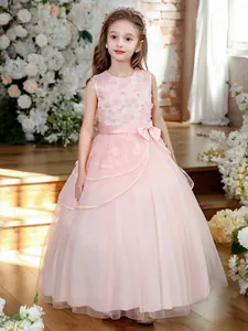 Detalle del bordado floral y el tul en capas del vestido rosa de princesa para niñas