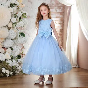 Detalle de vestido de princesa azul claro para niña con lazo de malla y encaje floral