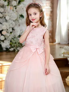 Detalle posterior de vestido rosa para niña con lazo de satén y capas de tul suave
