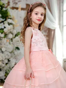 Detalle del bordado de flores rosas y capas de tul en un vestido de fiesta para niñas