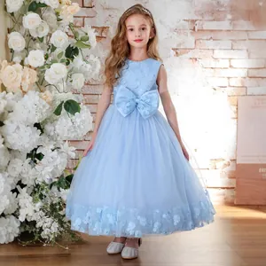 Detalle de vestido azul de dama de honor con falda de tul y bordado de flores