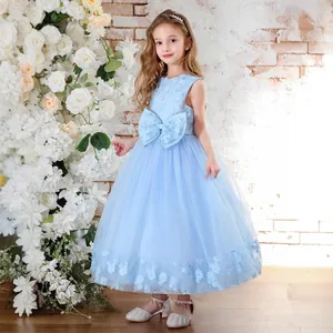 Detalle de vestido azul para niña con bordado floral de encaje y adorno de lazo grande