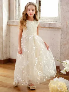 Elegantes ärmelloses cremefarbenes Blumenmädchenkleid mit Tüllschichten und Blütenstickerei