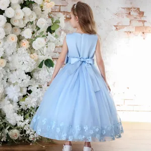 Detalle del vestido azul claro de niña de flores con lazo grande y bordados florales 3D