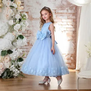 Detalle de bordados florales y tul a capas en un vestido de niña de flores azul claro