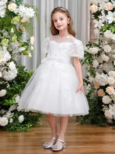 Detailansicht der Puffärmel mit 3D-Blumenstickerei auf dem weißen Tüll-Blumenmädchenkleid