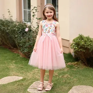 Détail de robe de princesse rose pour fille avec imprimé floral et nœud en satin