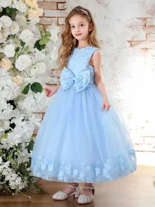 Vestido azul de niña con falda de tul multicapa y bordados florales para bodas