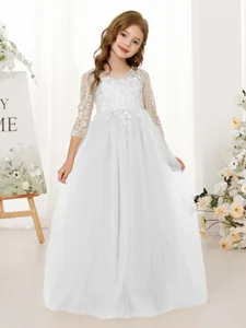 Vestido de niña de flores en encaje blanco con manga larga y falda de tul pomposa