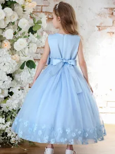 Vestido de niña de flores azul cielo con corpiño de satén y lazo grande en la espalda