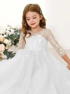 Vestido de niña de flores en encaje blanco con manga larga y falda de tul pomposa