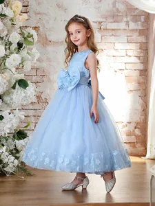 Vestido de niña de flores azul cielo con falda de tul y lazo grande para bodas