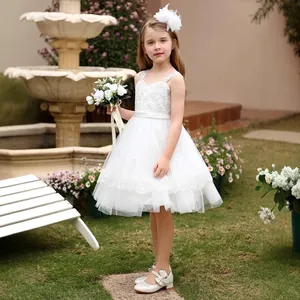 Dettaglio vestito bianco da cerimonia bambina con corpetto in pizzo e gonna tutu in tulle