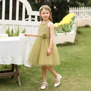 Détail du col licou en dentelle et jupe en tulle sur robe de soirée verte pour filles
