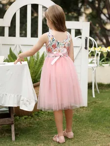Robe de princesse rose à fleurs sans manches en tulle avec nœud pour fille vue de dos