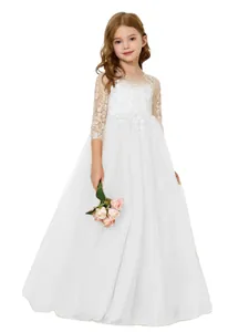 Detalle del bordado de encaje en el corpiño y las mangas de este vestido blanco de niña de flores