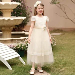 Detalle del corpiño de encaje y flores en la cintura de un vestido de tul color crema
