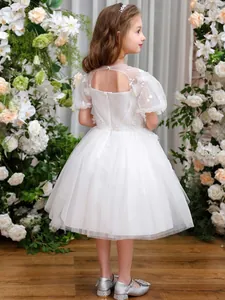 Elegantes weißes Blumenmädchenkleid mit Blumenstickerei und Rückenausschnitt