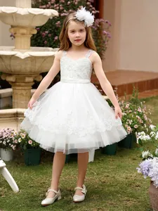 Abito elegante da damigella in pizzo bianco con gonna in tulle multistrato per feste