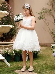 Robe de demoiselle d'honneur blanche avec jupe en tulle et broderies florales en dentelle