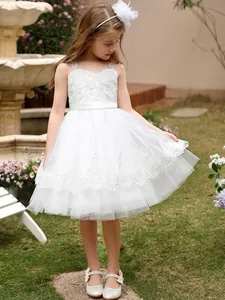 Elegante abito bianco senza maniche in pizzo con gonna in tulle e fascia floreale per bambine