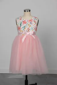 Détail du corsage floral avec nœud en satin rose et jupe en tulle pour robe fille