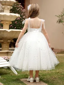 Abito da bambina in tulle bianco con paillettes a stella e fiocchi sulle spalline