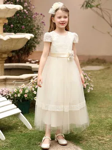 Vestido de fiesta infantil de encaje crema con fajín champán y falda de tul multicapa