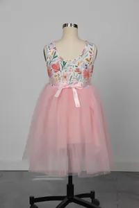 Détail des couches de tulle rose et de l'imprimé floral de cette robe de princesse
