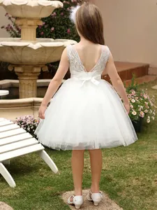 Abito da damigella bianco senza maniche con ricami in pizzo e fiocco per matrimoni