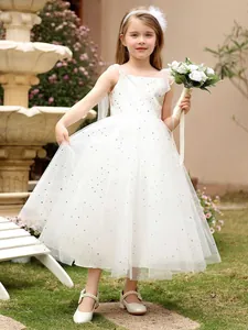 Abito elegante da damigella in tulle bianco con paillettes, fascia piumata e scarpette