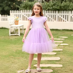Détail de robe lilas pour fille avec volants délicats et jupe en tulle multicouche
