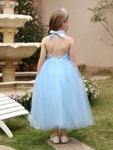 Elegante vestido de flores azul claro con espalda descubierta y falda de tul suave